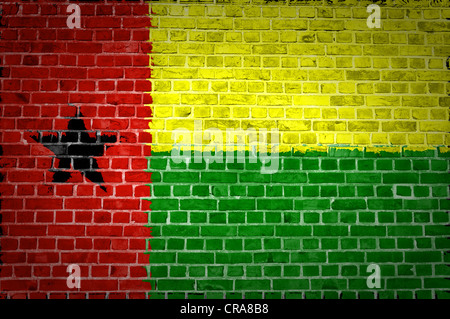 Une image de la Guinée-Bissau d'un drapeau peint sur un mur de briques dans une localisation urbaine Banque D'Images