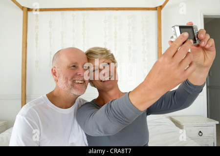 Couple taking photos d'eux-mêmes Banque D'Images