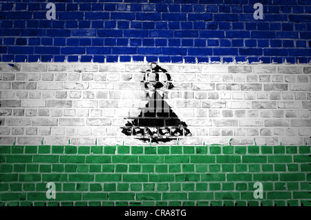 Une image de la Lesotho drapeau peint sur un mur de briques dans une localisation urbaine Banque D'Images