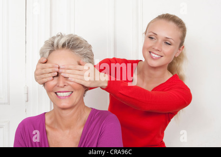 Femme couvrant les yeux des mères Banque D'Images