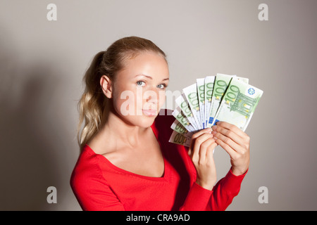 Woman holding pile d'Euros Banque D'Images