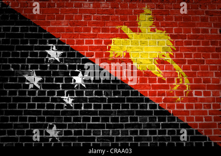 Une image de la Papouasie-Nouvelle-Guinée drapeau peint sur un mur de briques dans une localisation urbaine Banque D'Images