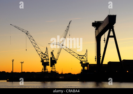 Les grues de chantier naval HDW, Howaldtswerke Deutsche Werft-gmbh, en collaboration avec thyssen-krupp marine systems ag, l'humeur du matin Banque D'Images