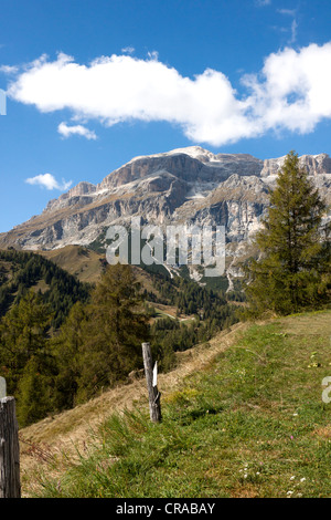 Vue de Varda vers la montagne Piz Boé, 3152 m, Groupe du Sella, route de ski de Sella Ronda, Dolomites, Italie, Europe Banque D'Images