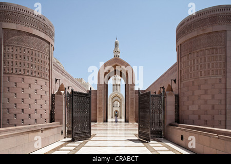 Porte, portail, grand carré avec ogive, portes, minaret, Grande Mosquée Sultan Qaboos, capitale Mascate, Sultanat d'Oman Banque D'Images