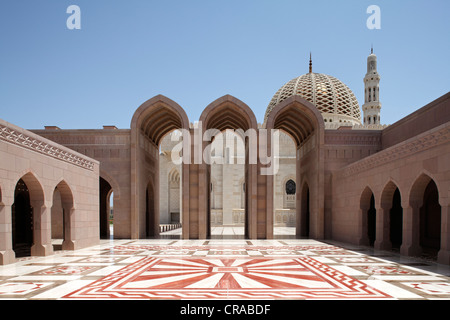 Carré avec ogive, ornements, gate, minaret, Dome, Grande Mosquée Sultan Qaboos, capitale Mascate, Sultanat d'Oman Banque D'Images