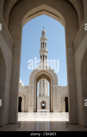 Carré avec ogive, gate, minaret, Grande Mosquée Sultan Qaboos, capitale Mascate, Sultanat d'Oman, pays du Golfe Banque D'Images