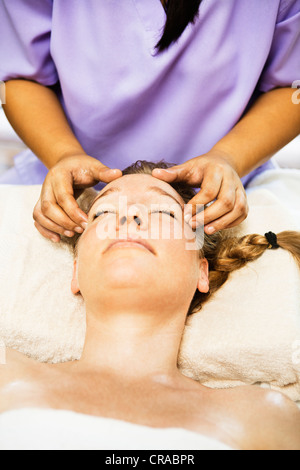 Woman having massage du cuir chevelu à spa