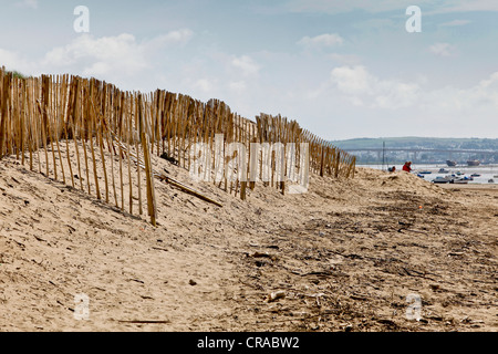 Les balustrades en bois utilisé pour prévenir l'érosion des dunes de sable sur une plage Banque D'Images