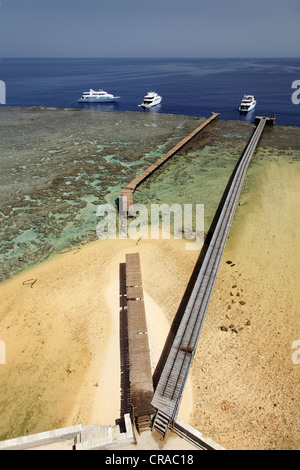 Vue depuis le phare de Daedalus, banc avec jettys, reef top, plongée sous-marine les navires, Daedalus Reef, Egypte, Mer Rouge, Afrique Banque D'Images