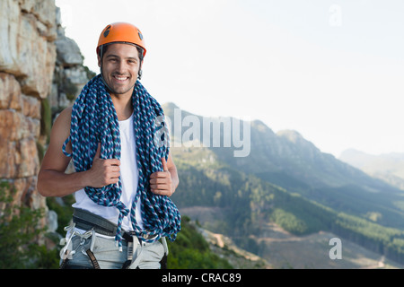 Climber holding sur corde enroulée mountain Banque D'Images