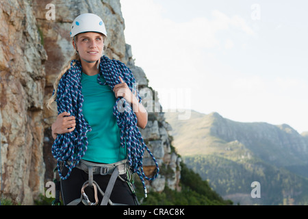 Climber holding sur corde enroulée mountain Banque D'Images