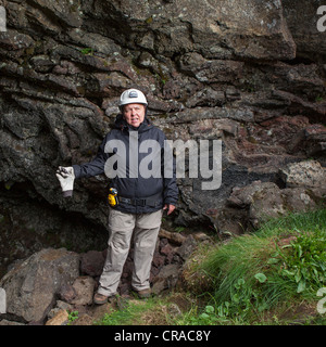 Femme de Vatnshellir grotte de lave, Parc National Snaefellsjokull, Islande Banque D'Images