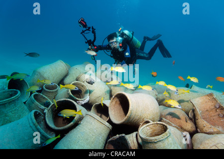 Plongeur avec appareil photo sous-marin à la recherche de poissons et des amphores, Makadi Bay, Hurghada, Egypte, Mer Rouge, Afrique Banque D'Images