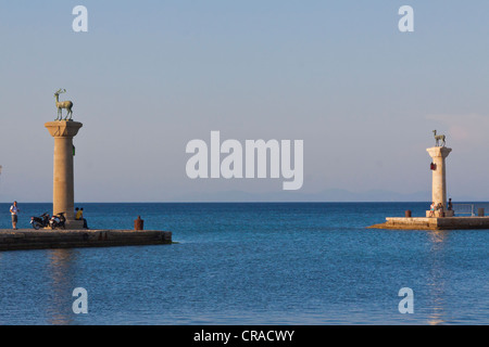 Et Elafos Elafina, cerf et biche sculptures sur des colonnes dans le port de Mandraki, Rhodes, Grèce, Europe, PublicGround Banque D'Images