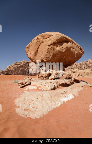Formation rocheuse en forme de champignon, sable rouge, désert, plaines, Wadi Rum, Royaume hachémite de Jordanie, Moyen-Orient, Asie Banque D'Images