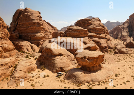 Véhicule hors route au volant entre les rochers dans le désert, Wadi Rum, Royaume hachémite de Jordanie, Moyen-Orient, Asie Banque D'Images