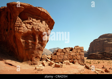 Chambre à partir de Lawrence d'Arabie, ruine, mur, désert, Wadi Rum, Royaume hachémite de Jordanie, Moyen-Orient, Asie Banque D'Images