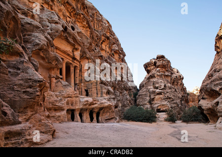 Grès gravée sur le portail d'un tombeau, Little Petra, capitale des Nabatéens, rock city Banque D'Images