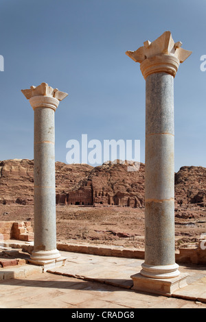 Colonnes du temple de la vallée de Lions ailés, les tombeaux royaux, Royal Wall, Pétra, capitale des nabatéens Banque D'Images