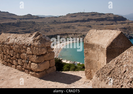 Vue sur la baie de Lindos, vu de l'Acropole de Lindos, Rhodes, Lindos, Grèce, Europe Banque D'Images