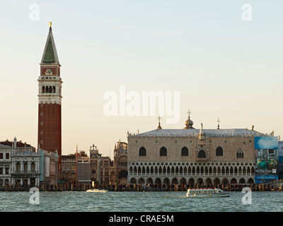 Le campanile de Saint-Marc et le Palais des Doges, Venise, Vénétie, Italie, Europe Banque D'Images