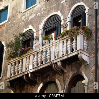 Balcon avec des fleurs à Venise, Vénétie, Italie, Europe Banque D'Images