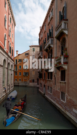 Petit canal avec une gondole à Venise, Vénétie, Italie, Europe Banque D'Images