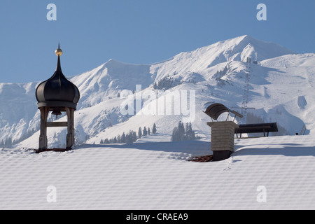 Toit couvert de neige dans un paysage d'hiver, Achenkirch, Achensee Christlum, station de ski, Alpes, Tyrol, Autriche Banque D'Images