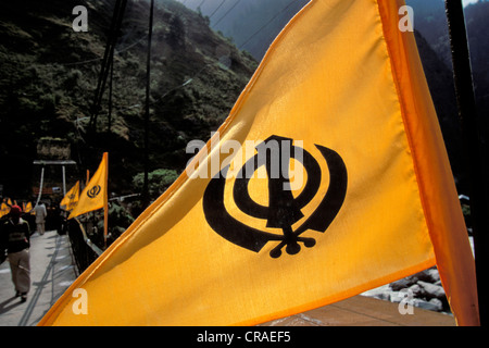 Drapeau Orange avec un symbole, emblème religieux Khanda pour les Sikhs et le sikhisme, Govindghat, Uttarakhand, district Chamoli Banque D'Images