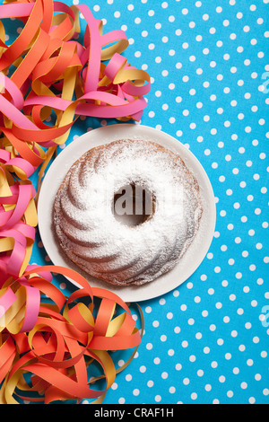 Gâteau bundt ou Gugelhupf avec banderolles Banque D'Images