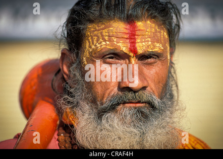 Homme habillé le mythique Dieu Singe Hanuman avec un club, de l'épique Ramayana, Khajuraho, Madhya Pradesh, Inde, Asie Banque D'Images