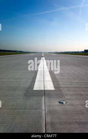 La piste 28R, 07L, d'une nouvelle piste à l'aéroport de Francfort, l'ouverture le 21 septembre 2011, Frankfurt am Main, Hesse, Germany, Europe Banque D'Images