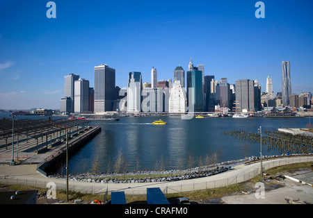 Vue depuis Brooklyn sur les toits de Manhattan, Wall Street, South Street Seaport, East River, Manhattan, New York, USA Banque D'Images