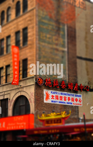 Publicité chinoise pour la chirurgie cosmétique, Chinatown, New York, USA, Amérique du Nord Banque D'Images