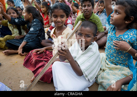 Garçon vêtu comme Mahatma Gandhi, lors d'une manifestation contre le travail des enfants, Karur, Tamil Nadu, Inde du Sud, l'Asie Banque D'Images