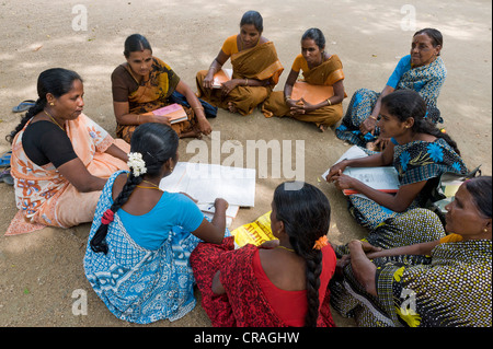 Réunion d'un groupe féminin d'entraide, de travailleurs sociaux, Manmangalam Kalliyamman Chemina, Temple près de Karur, Tamil Nadu, Inde du Sud Banque D'Images