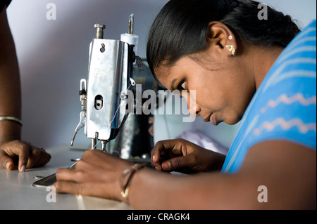 Jeune femme est enseigné la couture et la couture, la formation professionnelle et technique, Nanniyur Pudhur près de Karur, Tamil Nadu, Inde Banque D'Images