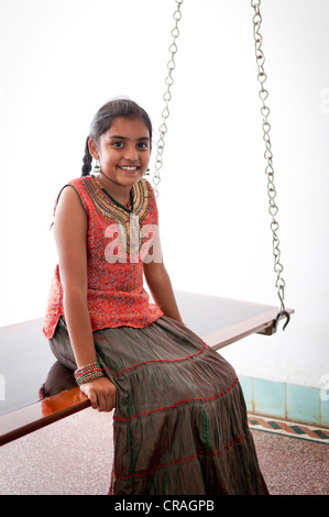 Indian girl assis sur une balançoire, Karaikudi, Chettinad, Tamil Nadu, Inde du Sud, Inde, Asie Banque D'Images