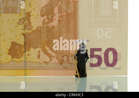 La mort debout devant un 50 euro note, image symbolique de la crise de l'euro Banque D'Images
