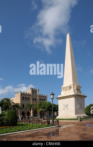 Obélisque, city hall, Ciutadella, Minorque, Iles Baléares, Espagne, Europe Banque D'Images