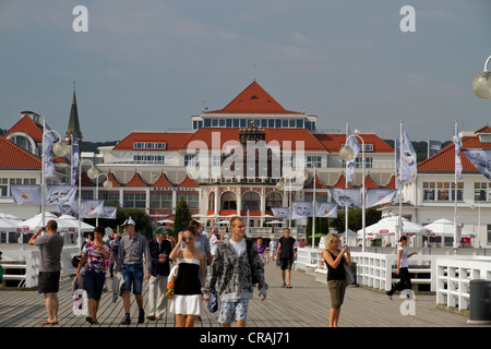 Visiteurs sur le Molo ou la jetée de la station balnéaire de la mer Baltique Pologne Sopot Banque D'Images