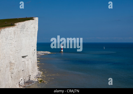 Beach Head, avec des falaises de craie à l'avant-plan. Banque D'Images