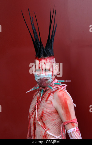 Jeune homme, couvert de faux sang, maquillage, portrait, Wave Gotik Treffen festival, Leipzig, Saxe, Allemagne, Europe Banque D'Images
