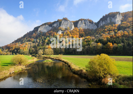 Vue sur le Danube pour Mt Hausener Zinnen dans la vallée du Danube supérieur d'automne, district de Sigmaringen, Bade-Wurtemberg Banque D'Images