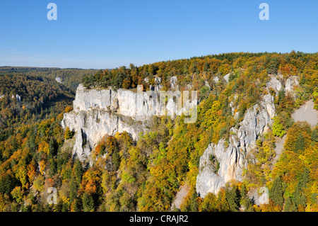 Vue d'une couleur d'automne forêt de hêtres avec des roches calcaires dans la partie supérieure de la vallée du Danube, district de Sigmaringen Banque D'Images