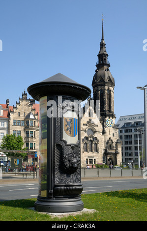 Colonne publicitaire avec fontaine et Église réformée, Troendlinring, Leipzig, Saxe, Allemagne, Europe Banque D'Images