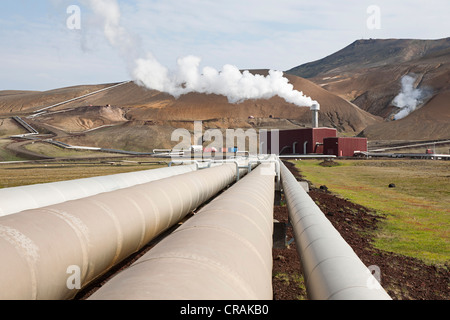 Les tuyaux et les pipelines transportant de l'eau chaude menant à la station de distribution de l'Kroefluvirkjun géothermique à la Banque D'Images