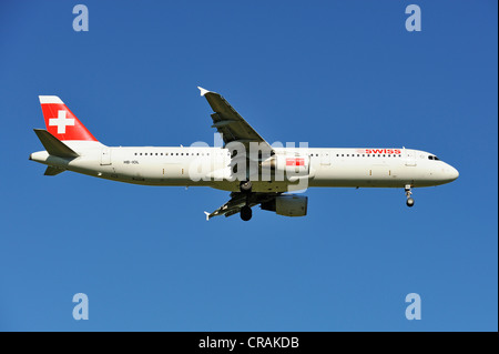 Airbus A321 111 Suisse au cours de l'approche à l'atterrissage à l'aéroport de Zurich, Zurich, Switzerland, Europe Banque D'Images