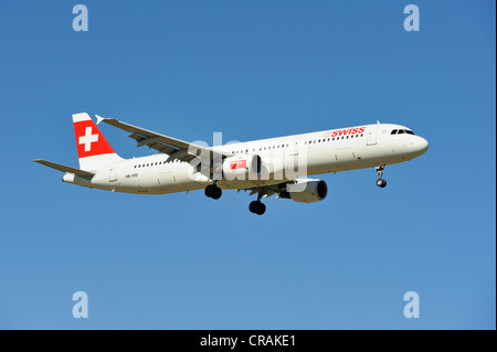 Airbus A321 111 Suisse au cours de l'approche à l'atterrissage à l'aéroport de Zurich, Zurich, Switzerland, Europe Banque D'Images